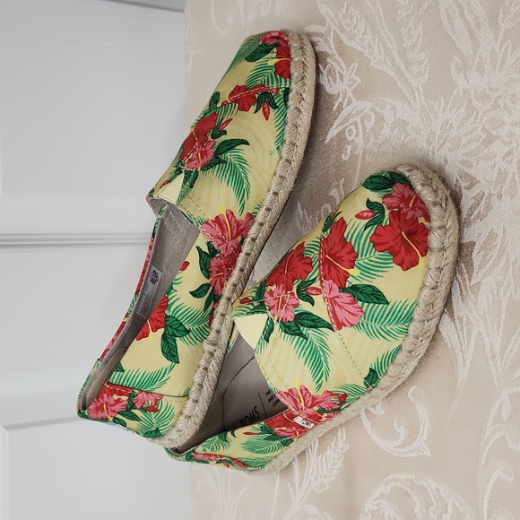 Toms Shoes - Tom's hawaiian hibiscus pale yellow floral print espadrille alpragata rope 7.5